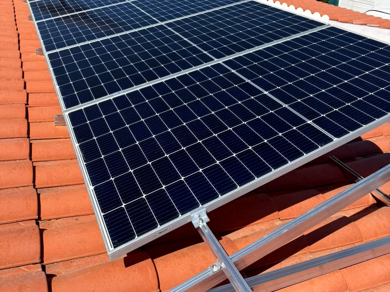 Instalación solar en un cortijo con panel auxiliar sobre poste y olivar alrededor